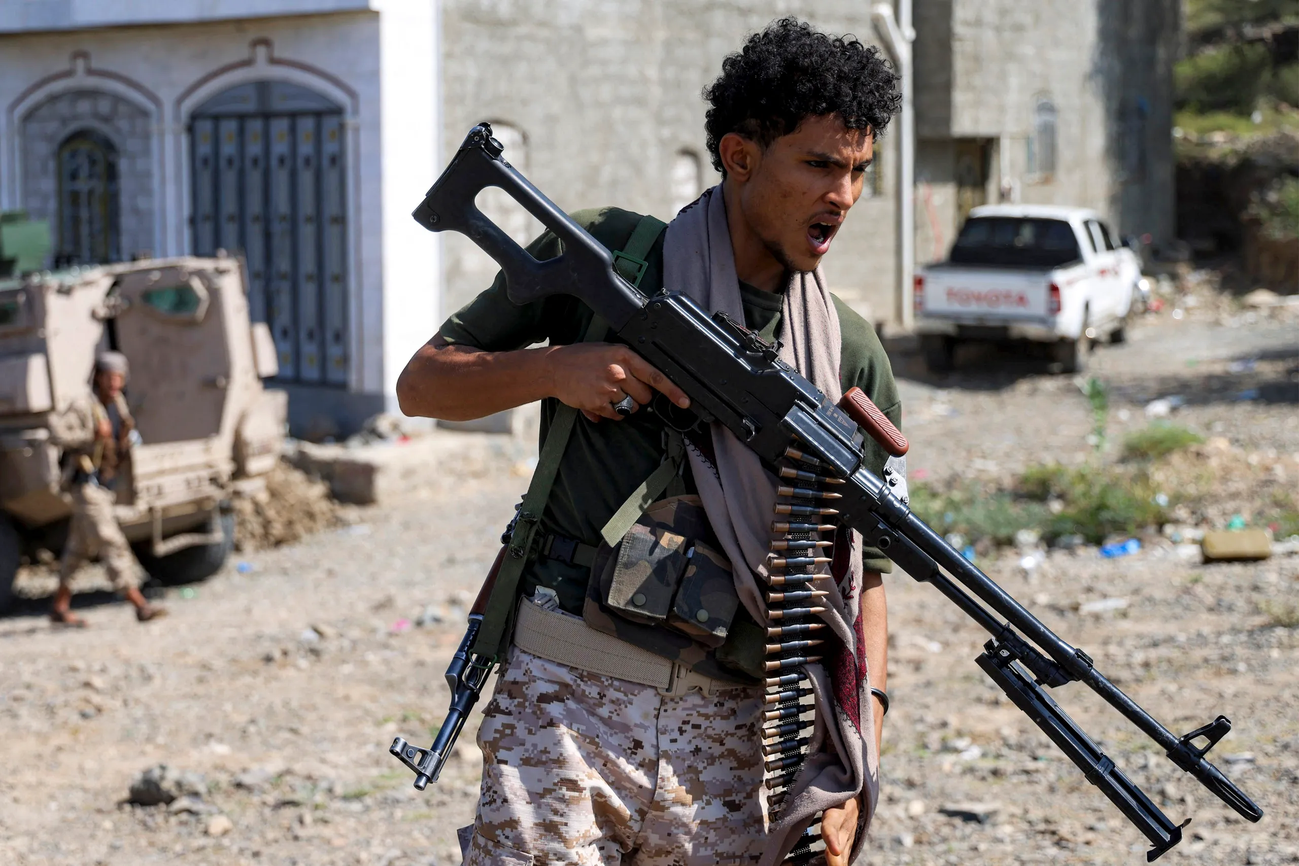 Một tay súng thuộc lực lượng Chính phủ Yemen tại tiền tuyến chống Houthi ở tỉnh Taiz ngày 26-10 - Ảnh: AFP