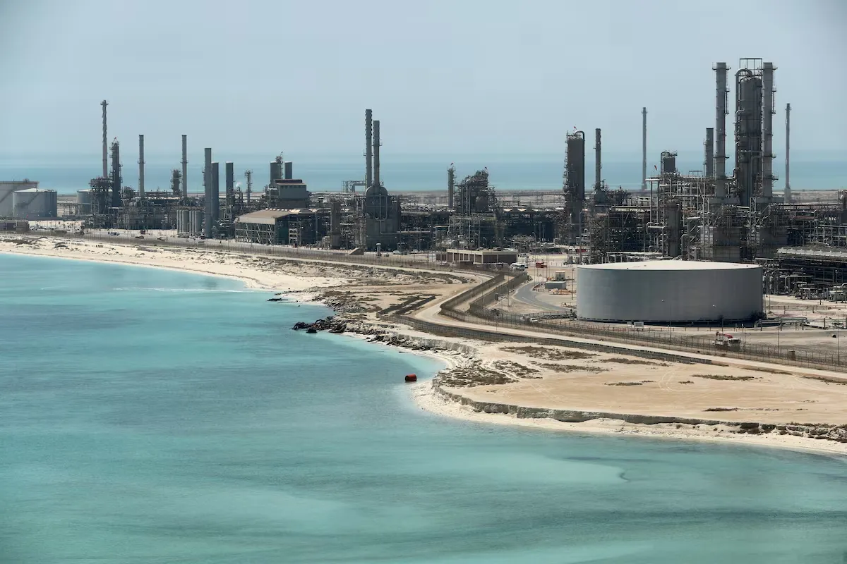 Toàn cảnh nhà máy lọc dầu và cảng dầu Ras Tanura của Saudi Arabia - Ảnh: REUTERS