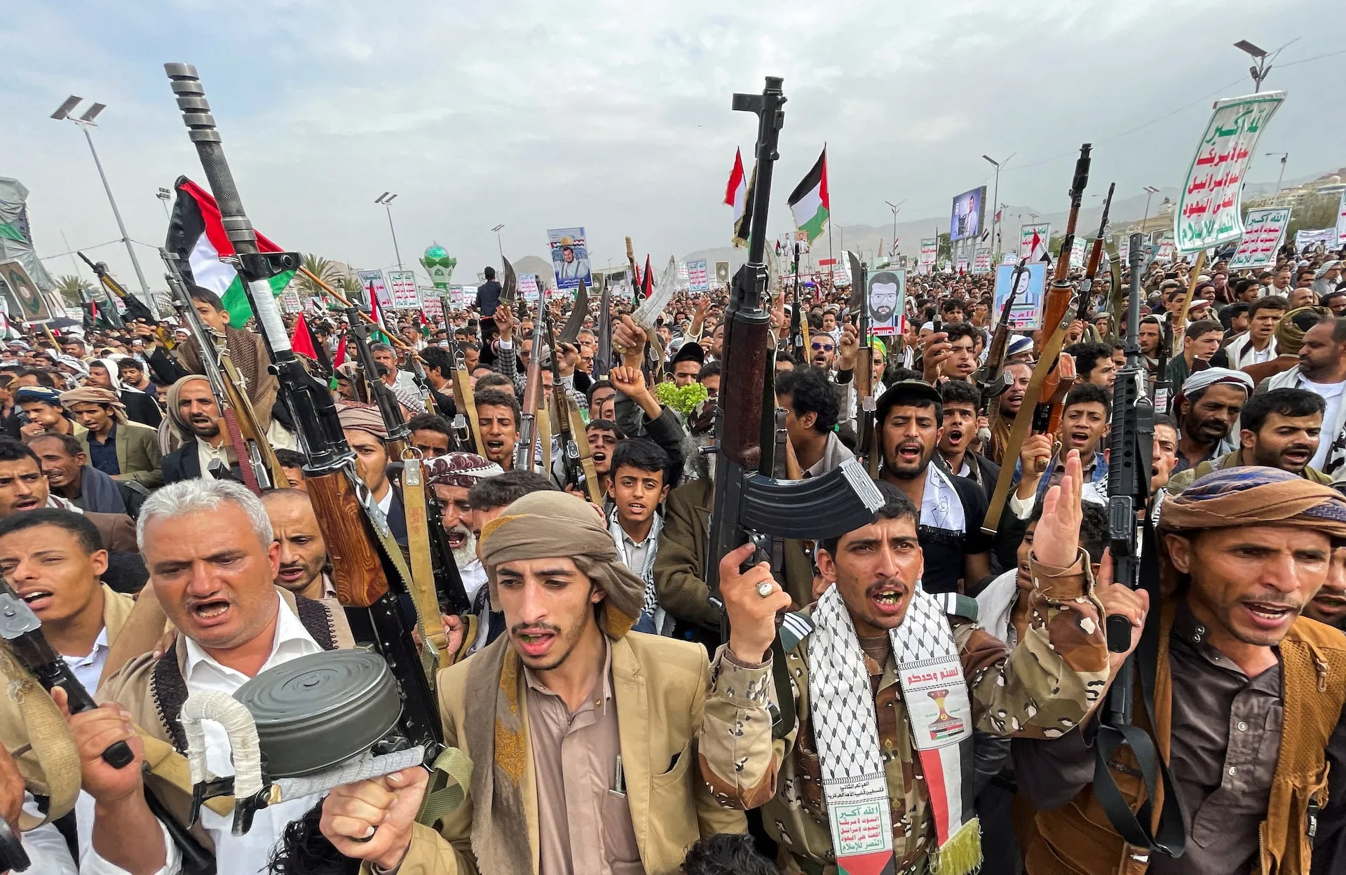 Những người ủng hộ lực lượng Houthi tham gia biểu tình tại thủ đô Sanaa, Yemen hồi tháng 7-2024 - Ảnh: REUTERS