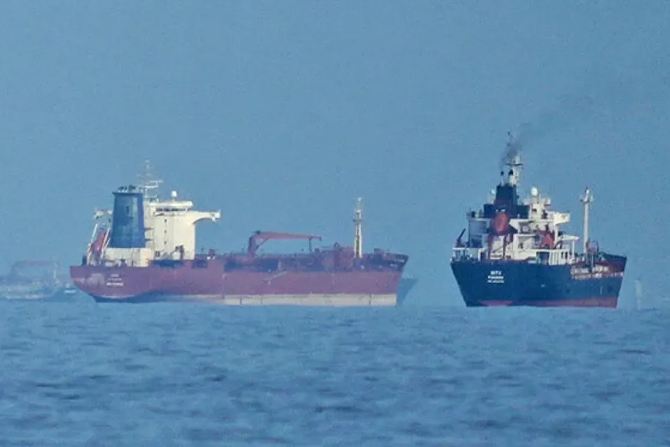 Các tàu chở dầu và tàu hàng di chuyển qua eo biển Hormuz - Ảnh: AP