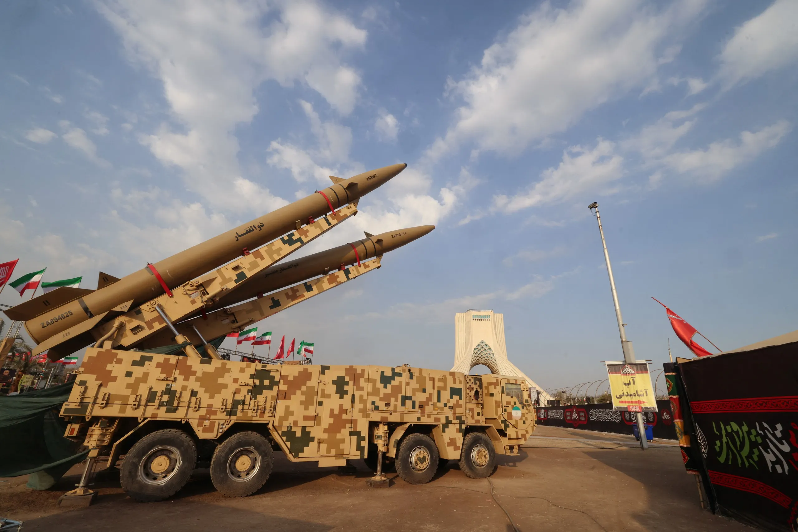 Tên lửa Zolfaghar do Iran sản xuất được trưng bày tại quảng trường Azadi ở Tehran, ngày 2-8 - Ảnh: AFP