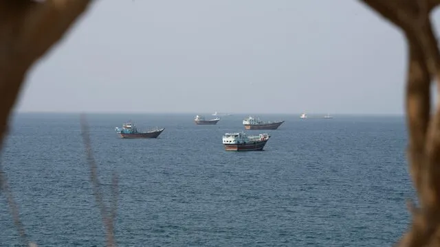 Tàu thuyền gần eo biển Hormuz, nhìn từ Musandam, Oman - Ảnh: REUTERS