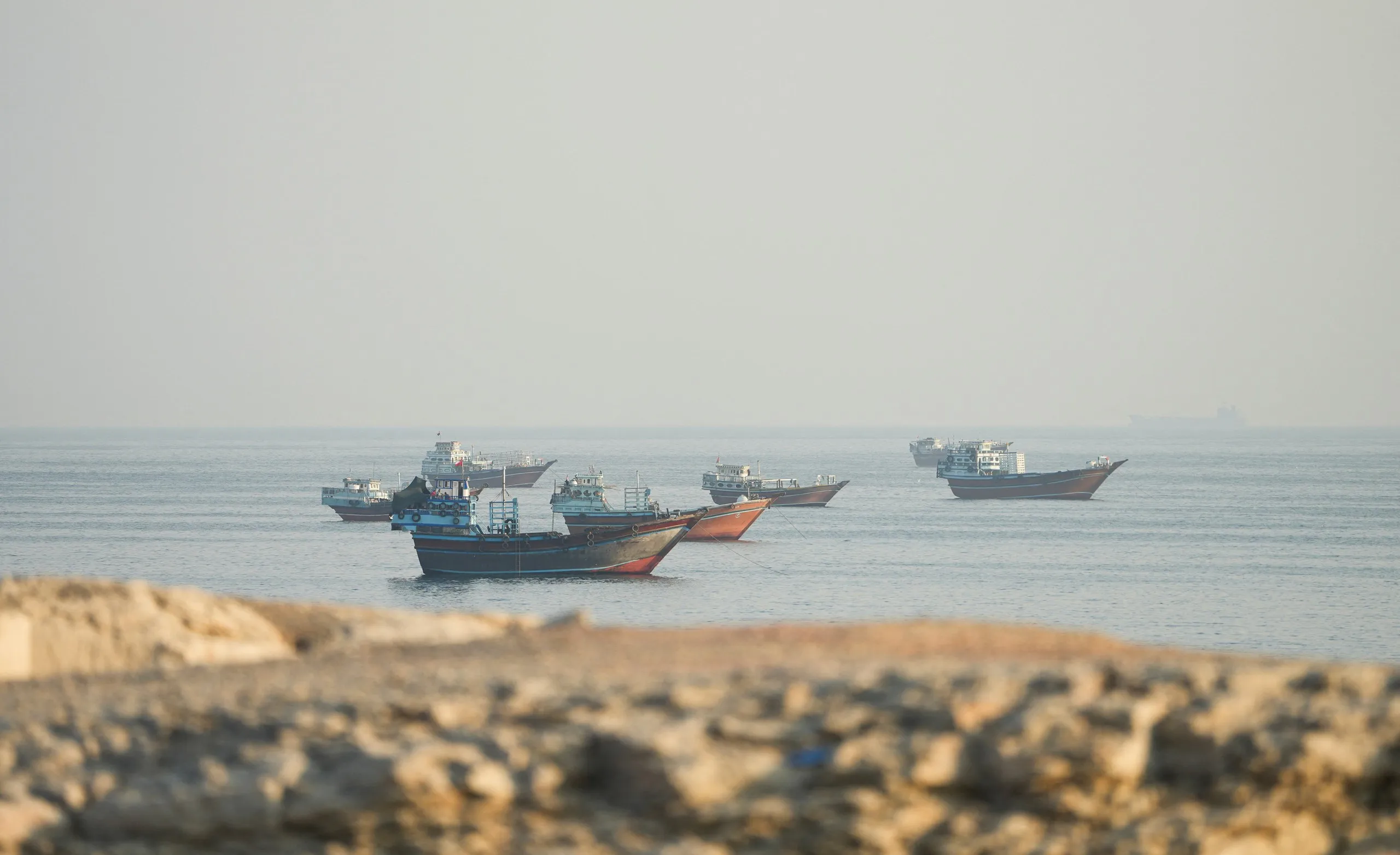 Tàu thuyền tại eo biển Hormuz, trong ảnh chụp nhìn từ Musandam (Oman) ngày 23-10-2026 - Ảnh: REUTERS