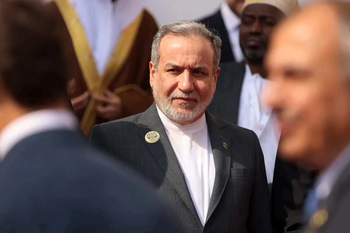 Ngoại trưởng Iran Abbas Araghchi (giữa) tại buổi chụp ảnh chung trong phiên họp lần thứ 52 của Hội đồng Bộ trưởng ngoại giao Tổ chức Hợp tác Hồi giáo (OIC) ở Iraq ngày 17-10 - Ảnh: AFP