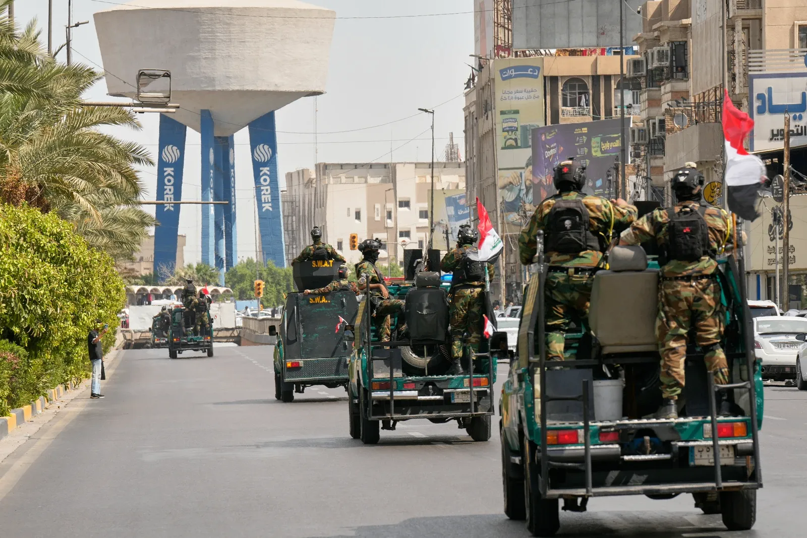 Các sĩ quan an ninh Iraq trong đoàn xe mừng việc quân đội Mỹ hoàn tất rút khỏi Iraq ngày 30-9 - Ảnh: AP