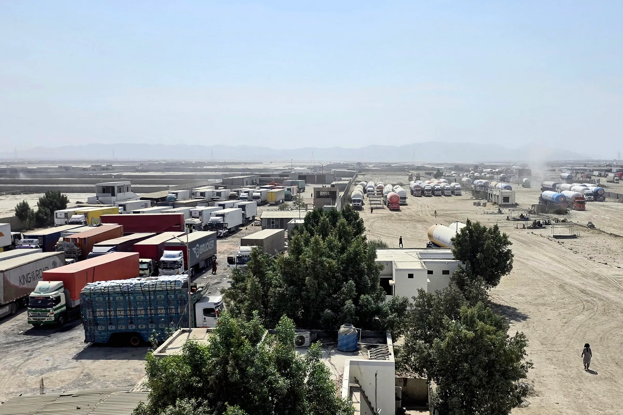 Xe tải chở hàng nằm chờ tại cửa khẩu Gabd-Rimdan, tỉnh Balochistan, Pakistan, ngày 21/10/2026.