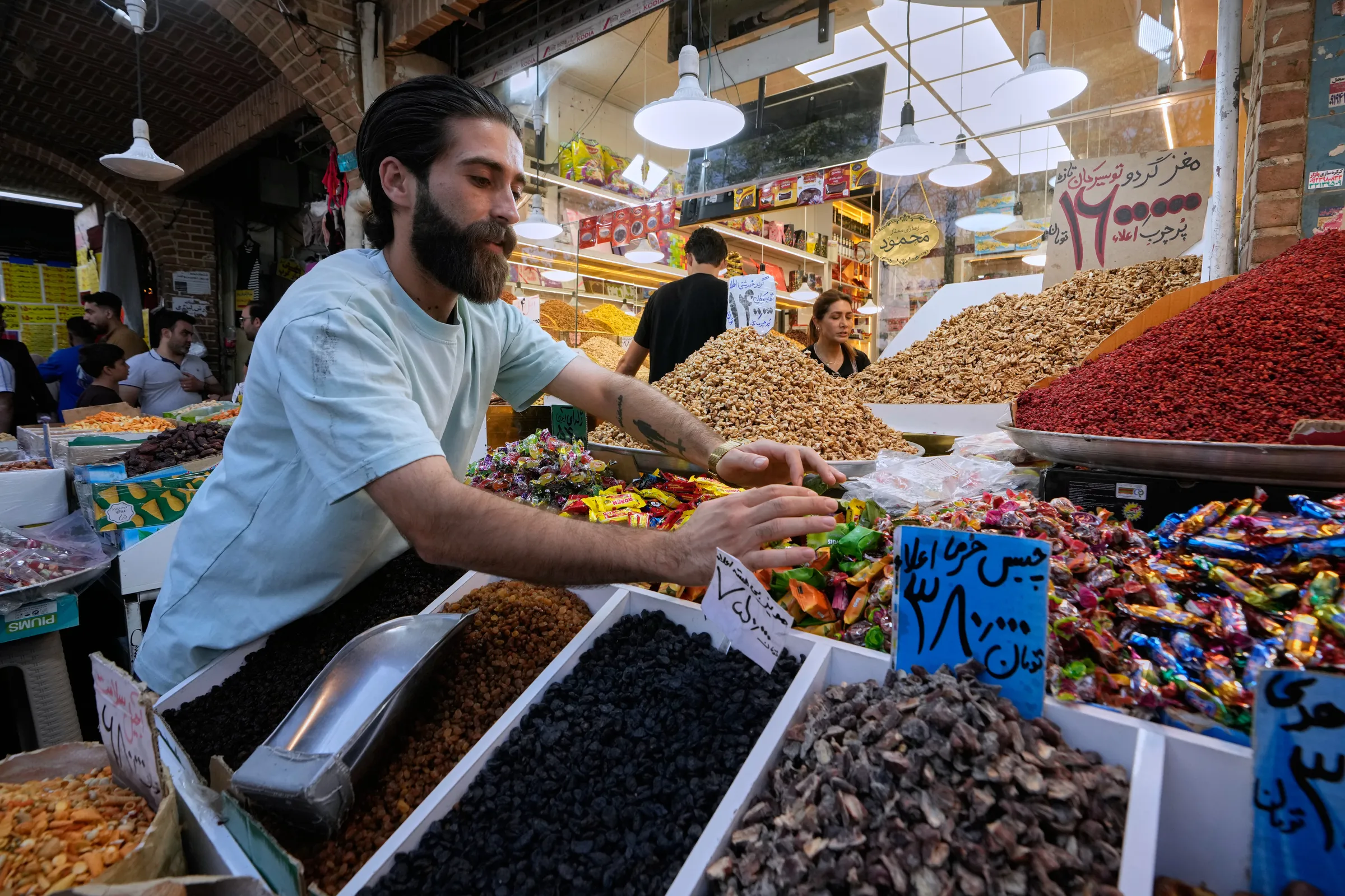 Một tiểu thương sắp xếp hàng hóa tại cửa hàng ở khu chợ lớn Grand Bazaar, Tehran, Iran, ngày 25/8/2026.