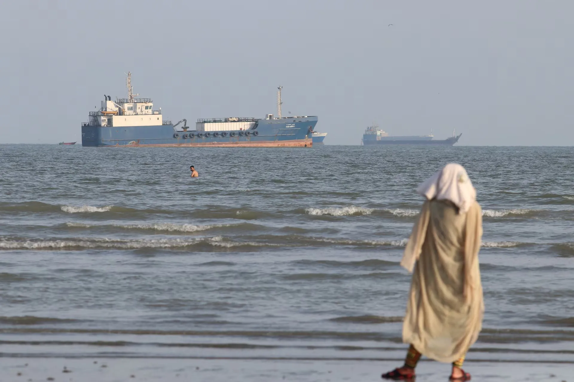 Các tàu thuyền tại eo biển Hormuz, gần bãi biển Bandar Abbas, Iran - Ảnh: REUTERS