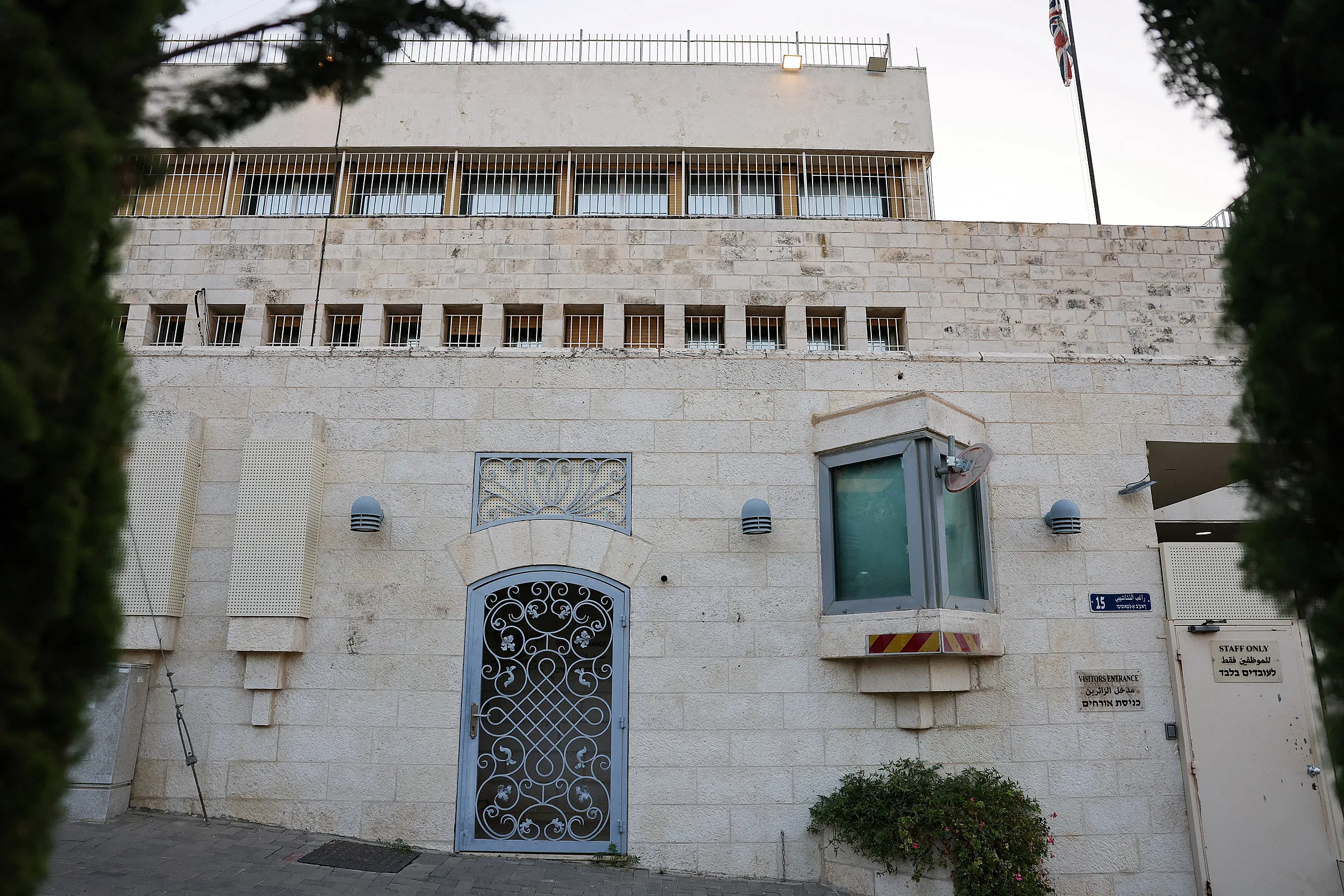 Tòa nhà Tổng lãnh sự quán Anh tại Jerusalem ngày 8/10, với phần bảng hiệu đã bị tháo xuống.