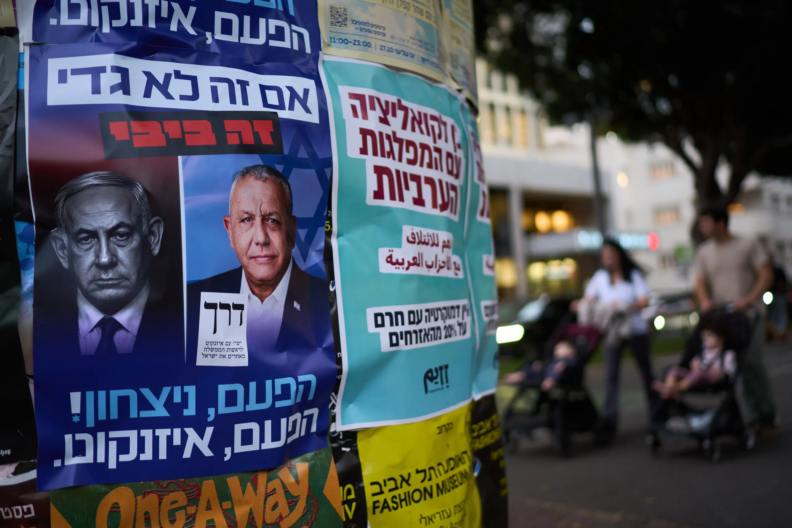 Áp phích in hình Thủ tướng Israel Benjamin Netanyahu (trái) và đối thủ chính Gadi Eisenkot ở Tel Aviv ngày 26-10 - Ảnh: AP