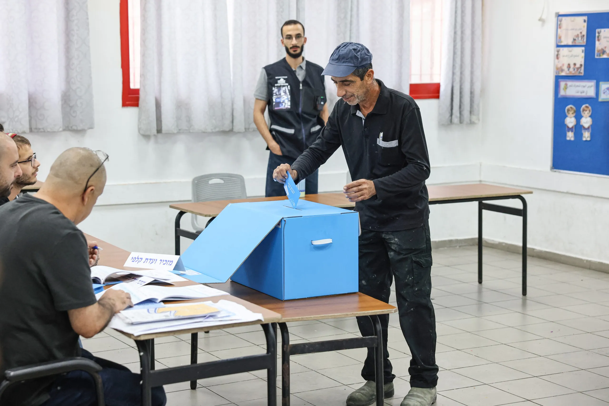 Người dân Israel đi bỏ phiếu trong ngày bầu cử - Ảnh: AFP