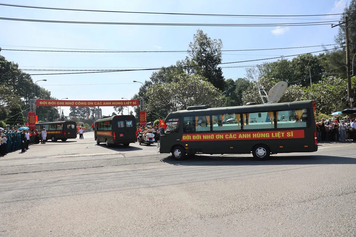 9h30, sau hành trình 26 km, đoàn xe đến Nghĩa trang liệt sĩ TP HCM. Dưới trời nắng nóng, nhiều người cầm hoa trắng chờ sẵn ở cổng từ sớm. Một số đi xe buýt hoặc metro đến viếng.