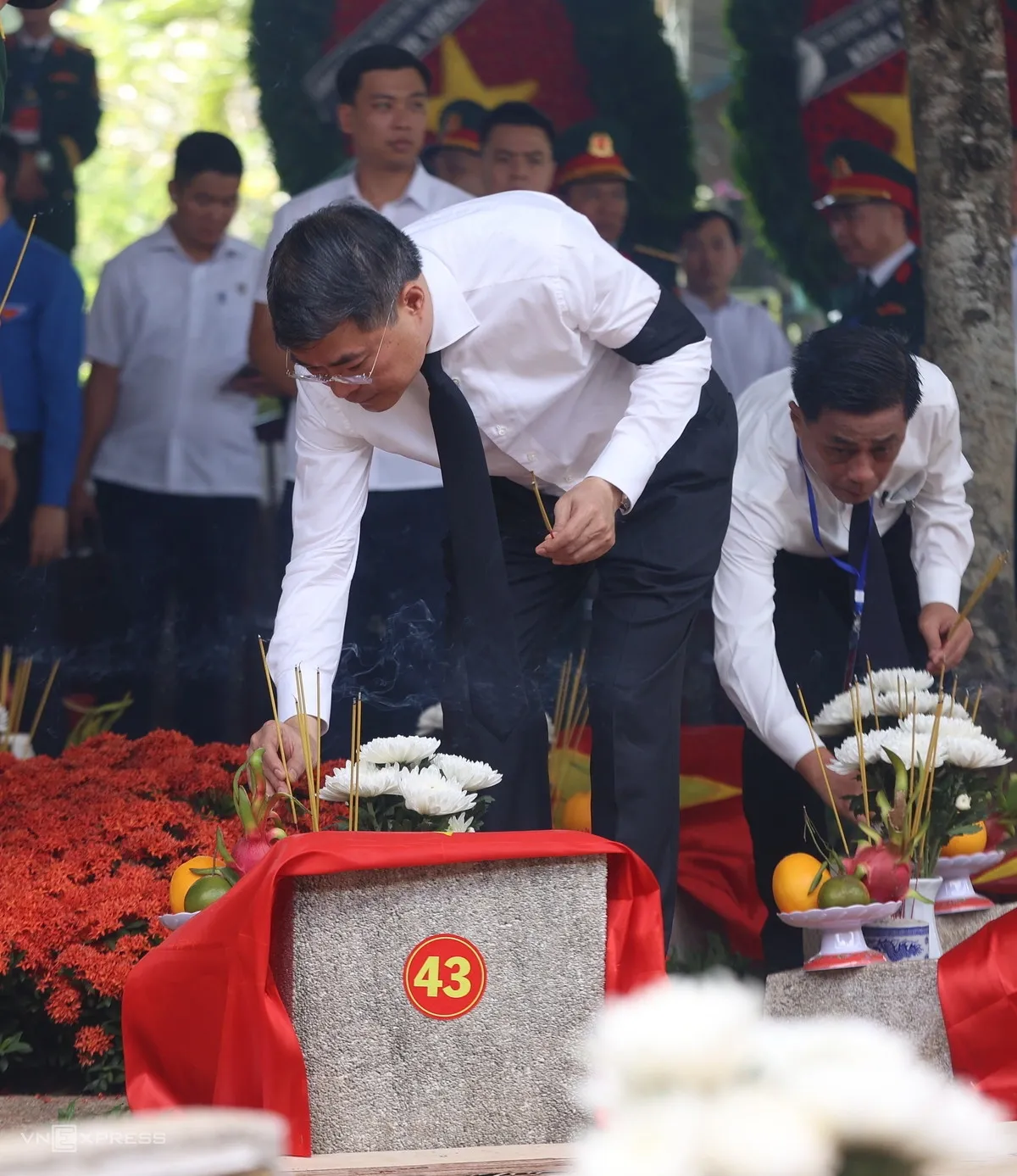 Khoảng 9h40, lễ an táng bắt đầu. Đội tiêu binh lần lượt đưa từng quách hài cốt vào khu mộ, thực hiện nghi thức gấp Quốc kỳ, mở lồng kính và hạ huyệt trong không khí trang nghiêm.
Kết thúc đợt an táng đầu tiên, các lãnh đạo, nguyên lãnh đạo Đảng và Nhà nước dành một phút mặc niệm, sau đó rải cát, gạo và thả hoa xuống mộ.