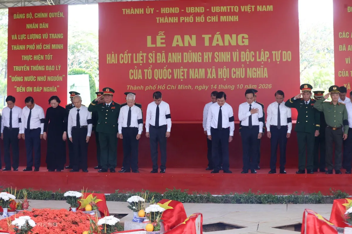 Khoảng 9h40, lễ an táng bắt đầu. Đội tiêu binh lần lượt đưa từng quách hài cốt vào khu mộ, thực hiện nghi thức gấp Quốc kỳ, mở lồng kính và hạ huyệt trong không khí trang nghiêm.
Kết thúc đợt an táng đầu tiên, các lãnh đạo, nguyên lãnh đạo Đảng và Nhà nước dành một phút mặc niệm, sau đó rải cát, gạo và thả hoa xuống mộ.