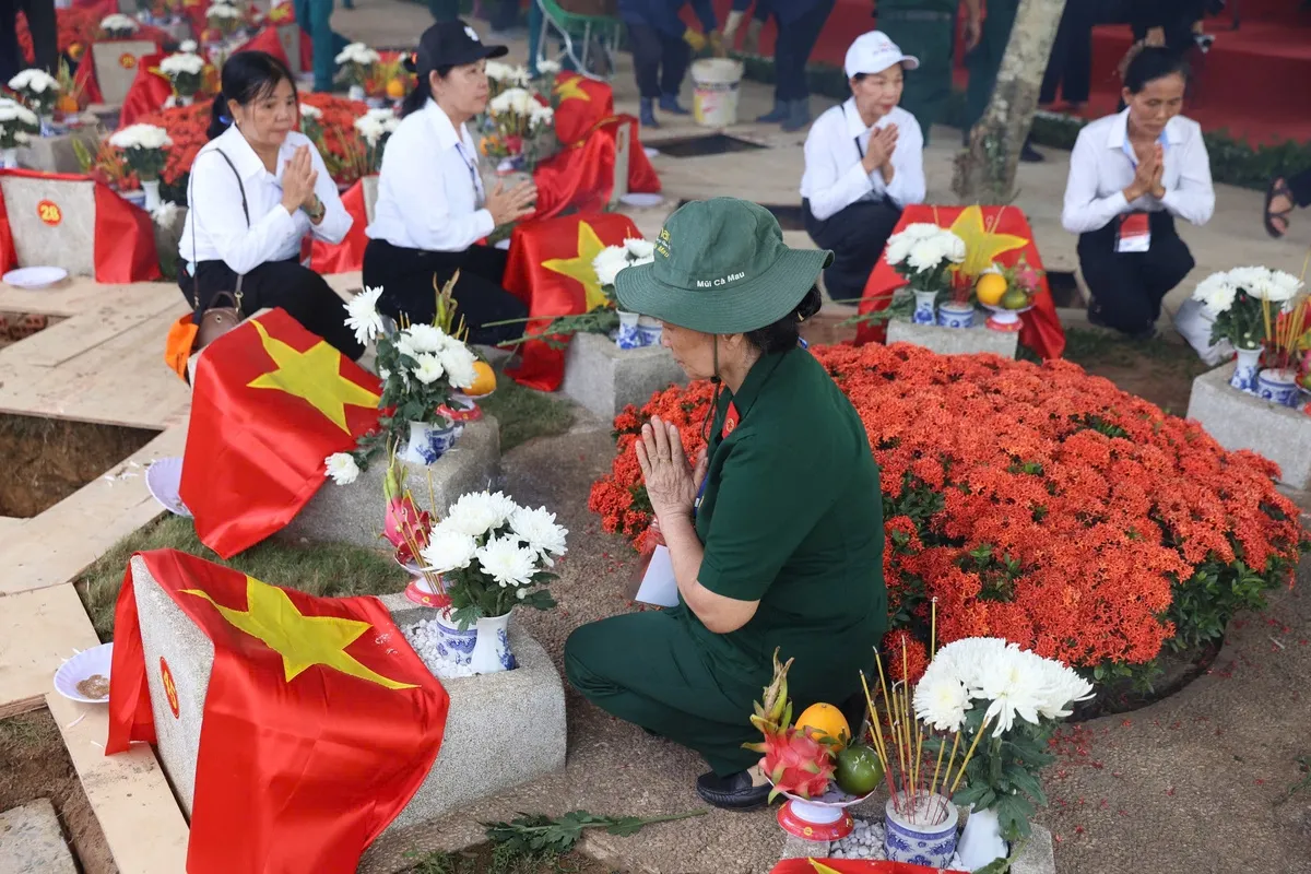 Sau lễ an táng, người dân và cựu chiến binh thắp hương tại các phần mộ.
Bà Đoàn Thị Năm, 70 tuổi, cựu chiến binh ở phường Long Bình, nghẹn ngào: 