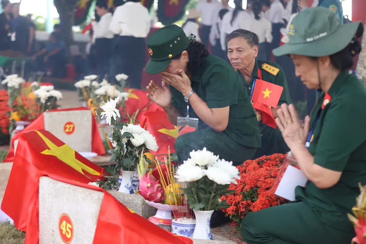 Sau lễ an táng, người dân và cựu chiến binh thắp hương tại các phần mộ.
Bà Đoàn Thị Năm, 70 tuổi, cựu chiến binh ở phường Long Bình, nghẹn ngào: 