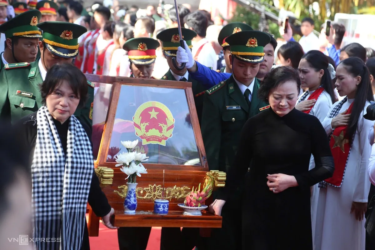 Phó thủ tướng Phạm Thị Thanh Trà (phải) xúc động khi cùng nguyên Chủ tịch Quốc hội Nguyễn Thị Kim Ngân đưa hài cốt liệt sĩ ra xe.
Là Trưởng ban Chỉ đạo 515 quốc gia, bà Trà trực tiếp chủ trì các buổi khảo sát, hội thảo khoa học từ những ngày đầu triển khai tìm kiếm tại công viên Lê Thị Riêng.