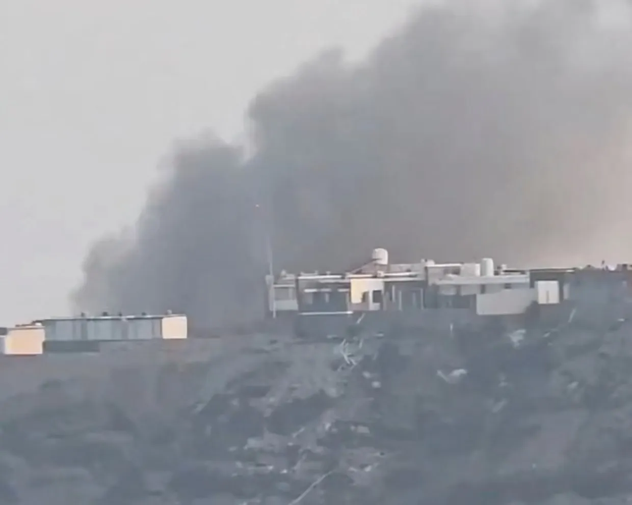 Khói bốc lên từ cung điện tổng thống sau cuộc tấn công của lực lượng Houthi - Ảnh: REUTERS
