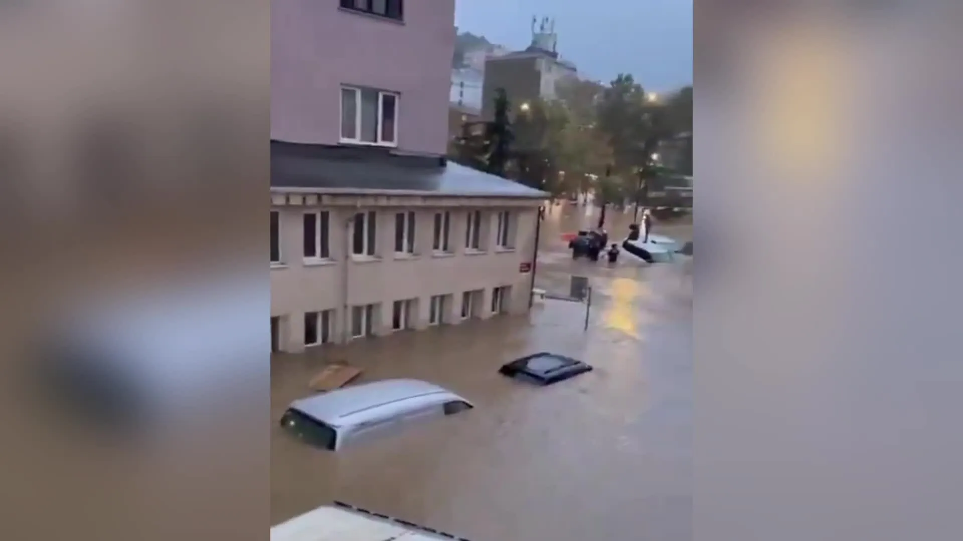 Nước lũ chảy như thác ở Istanbul ngày 14/10.