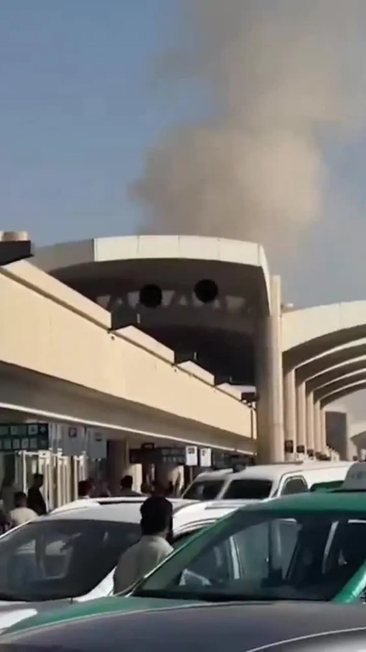 Khói bốc lên từ sân bay King Khalid, Riyadh, Arab Saudi ngày 10/10.