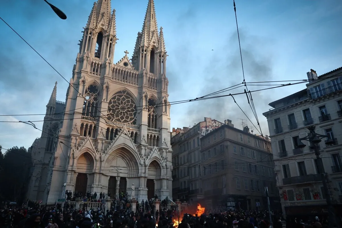 Tại Marseille, thành phố lớn thứ hai của Pháp, người biểu tình đốt thùng rác trước nhà thờ Eglise Saint-Vincent de Paul, đồng thời ném đá và chai lọ vào lực lượng an ninh. Cảnh sát cho biết một số cửa hàng bị cướp phá, trong đó có hai cửa hàng trang sức.
Đụng độ cũng bùng phát ở Lyon, Bordeaux, Grenoble, Clermont-Ferrand, Lille, Rennes, Nantes và Toulouse.