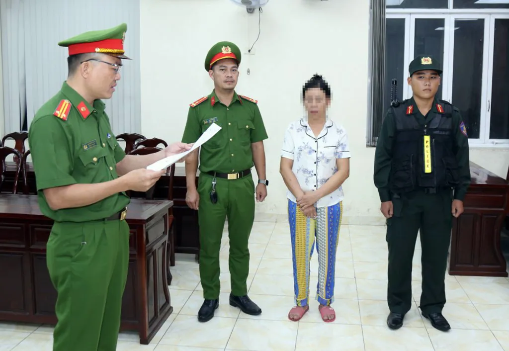 Cơ quan Cảnh sát điều tra Công an TP Đồng Nai thi hành khởi tố bị can - Ảnh: Công an cung cấp