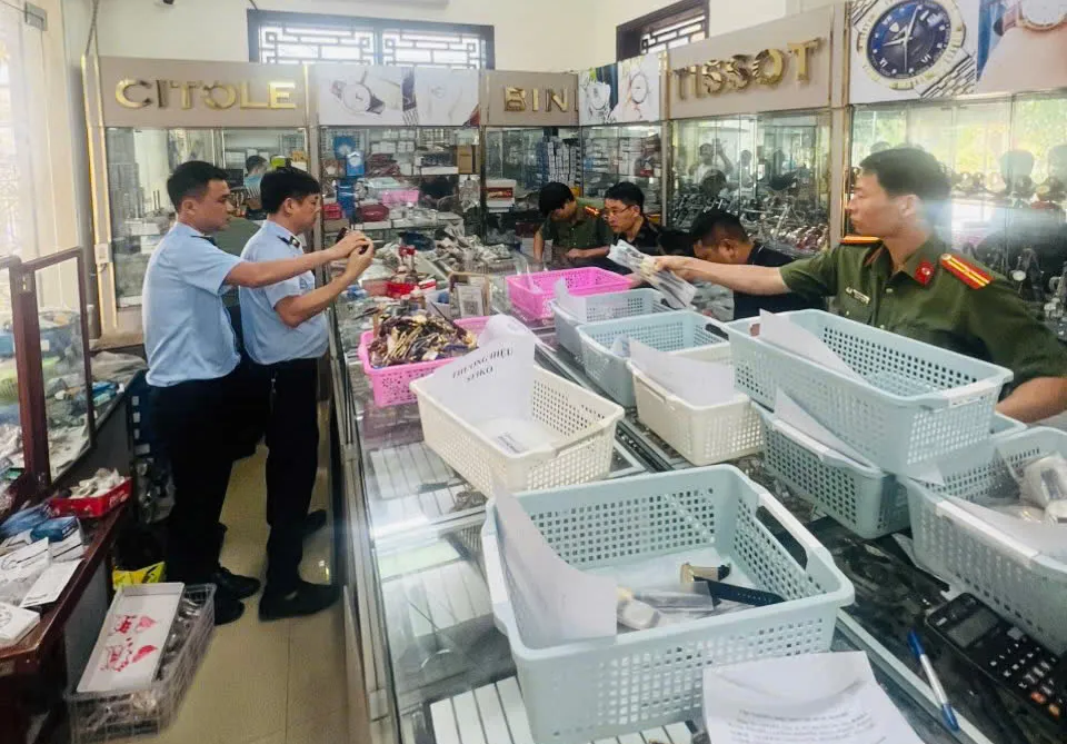 Phòng An ninh kinh tế phối hợp với cơ quan chức năng kiểm tra hộ kinh doanh đồng hồ, kính mắt - Ảnh: VŨ MẠNH CƯỜNG