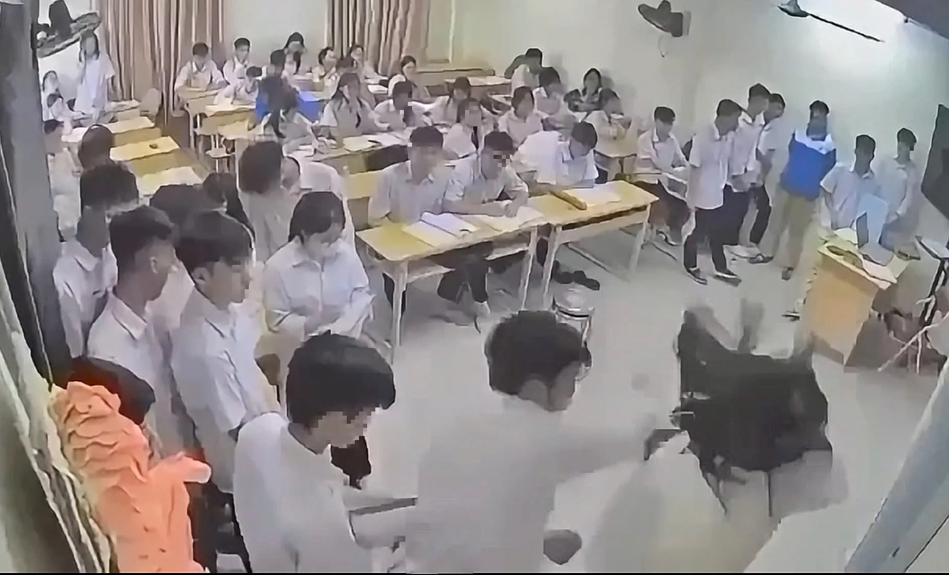 Hình ảnh nam sinh đấm cô giáo ngay trên bục giảng - Ảnh chụp màn hình