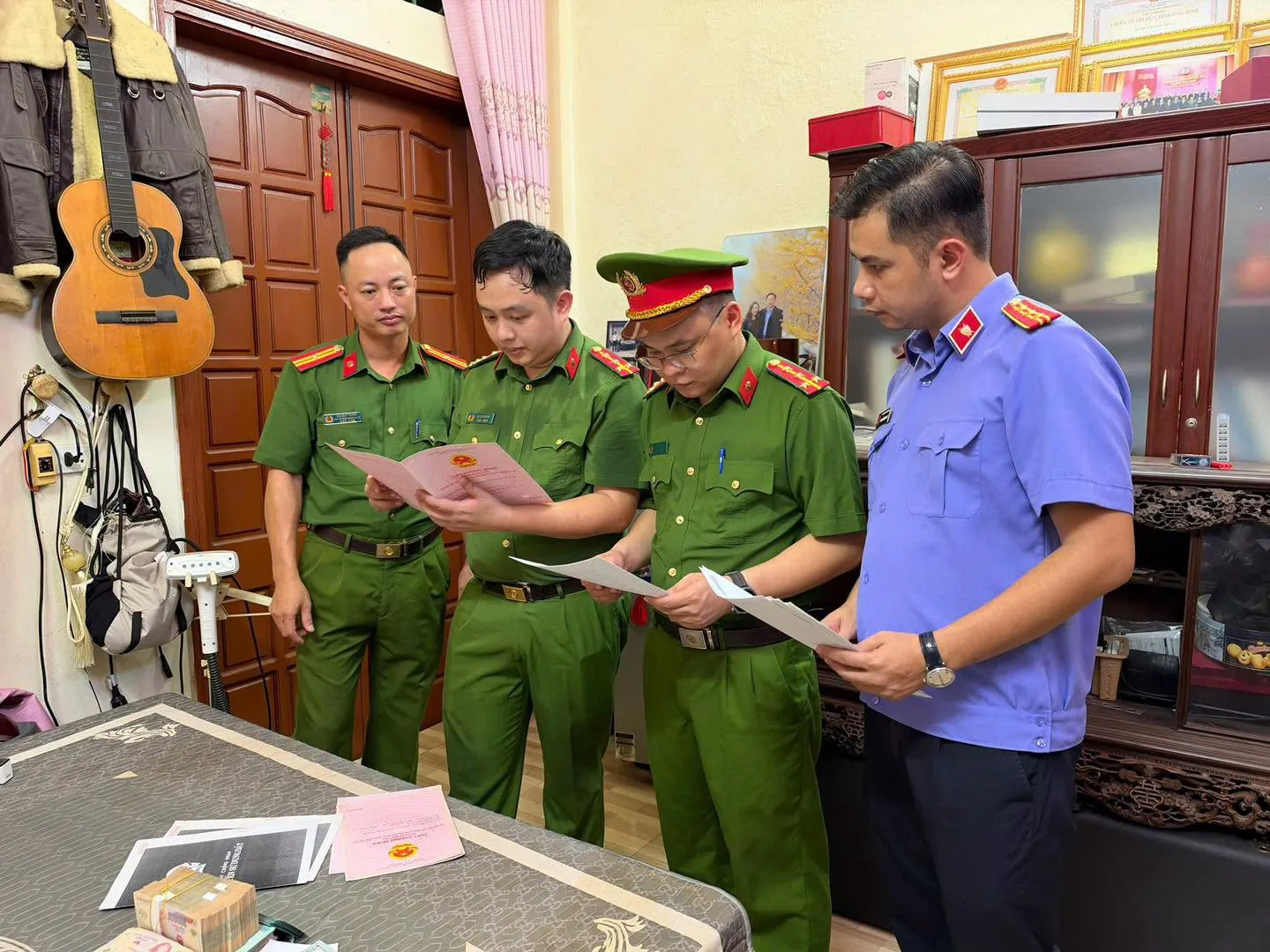 Cơ quan điều tra khám xét nhà Đinh Thanh Tùng - Ảnh: Công an tỉnh Phú Thọ