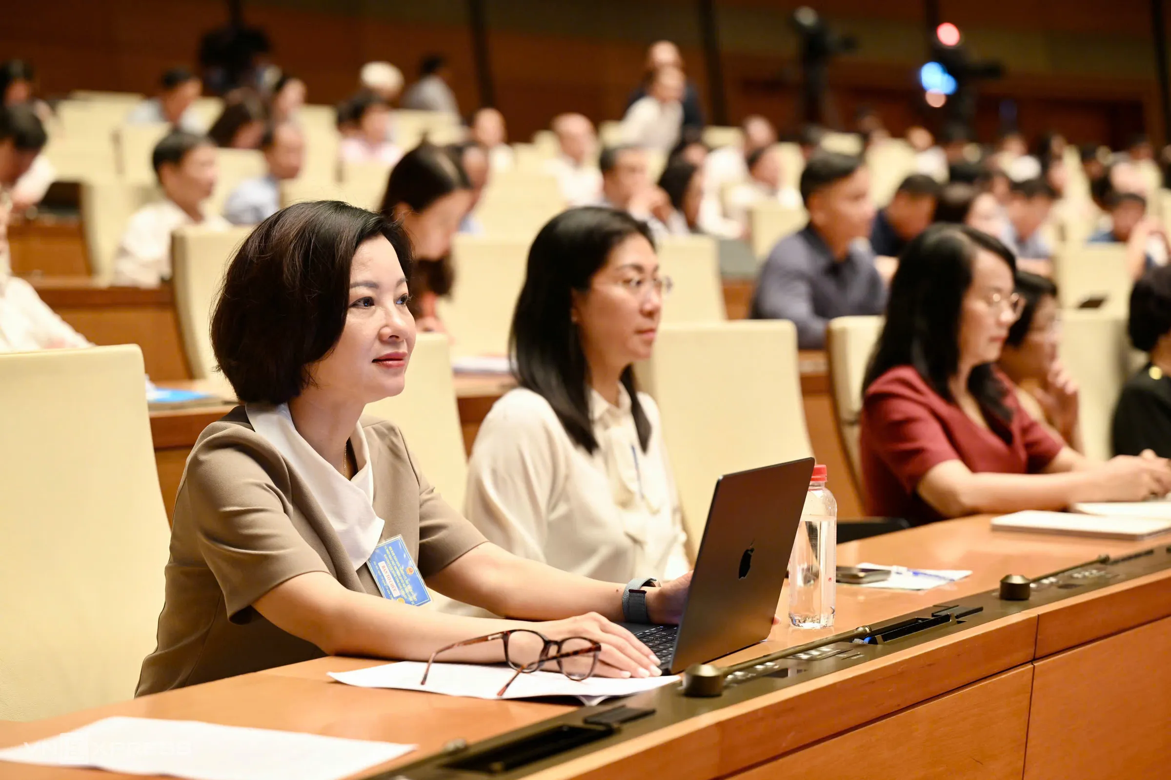 Đại biểu dự buổi quán triệt nghị quyết Hội nghị lần thứ tư Ban Chấp hành Trung ương Đảng khóa 14, sáng 16/10.