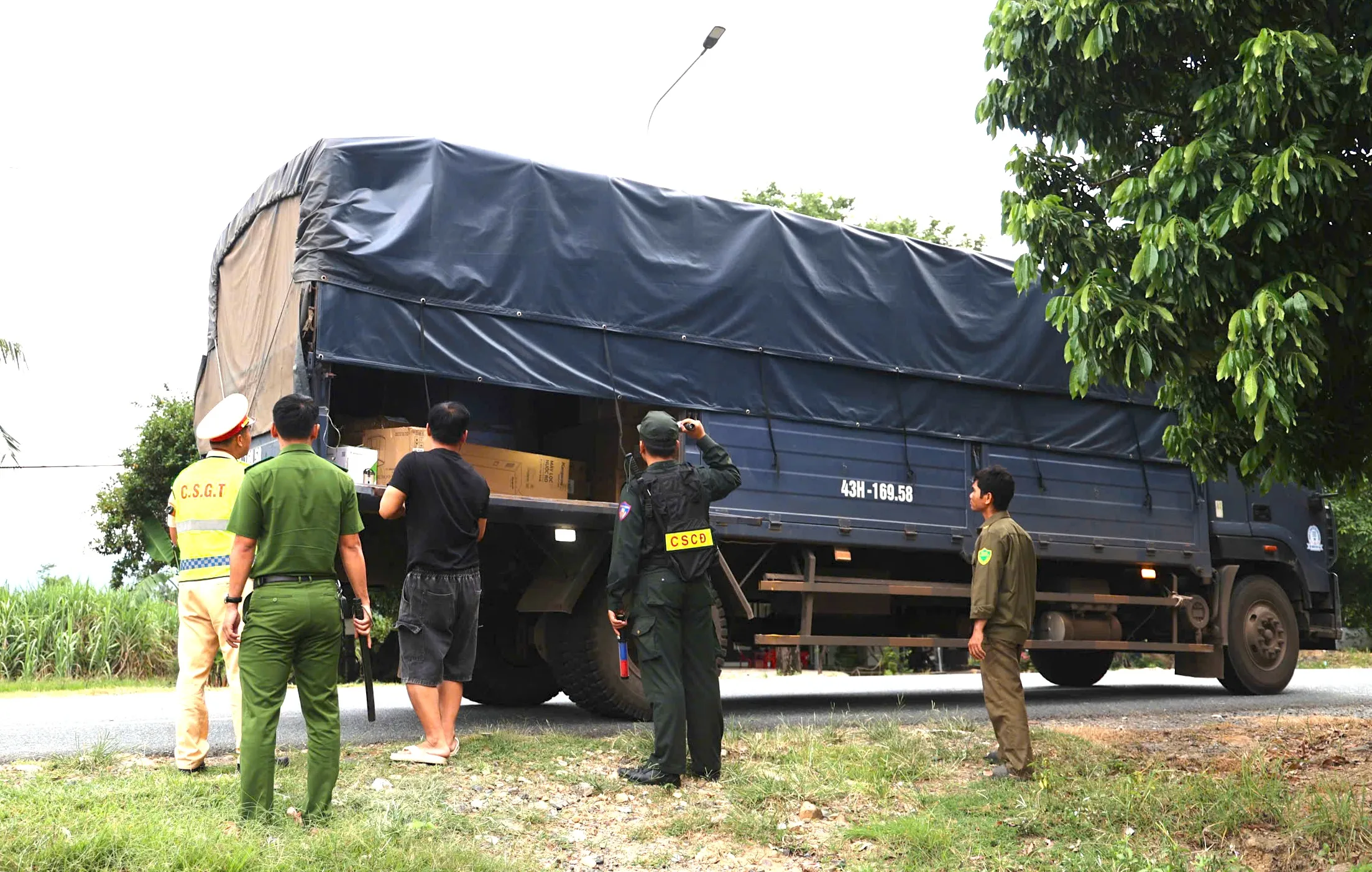 Tổ công tác kiểm tra mọi ngóc ngách trên xe tải khi qua lại các tuyến đèo trên địa bàn tỉnh Khánh Hòa - Ảnh: HUY THẠO