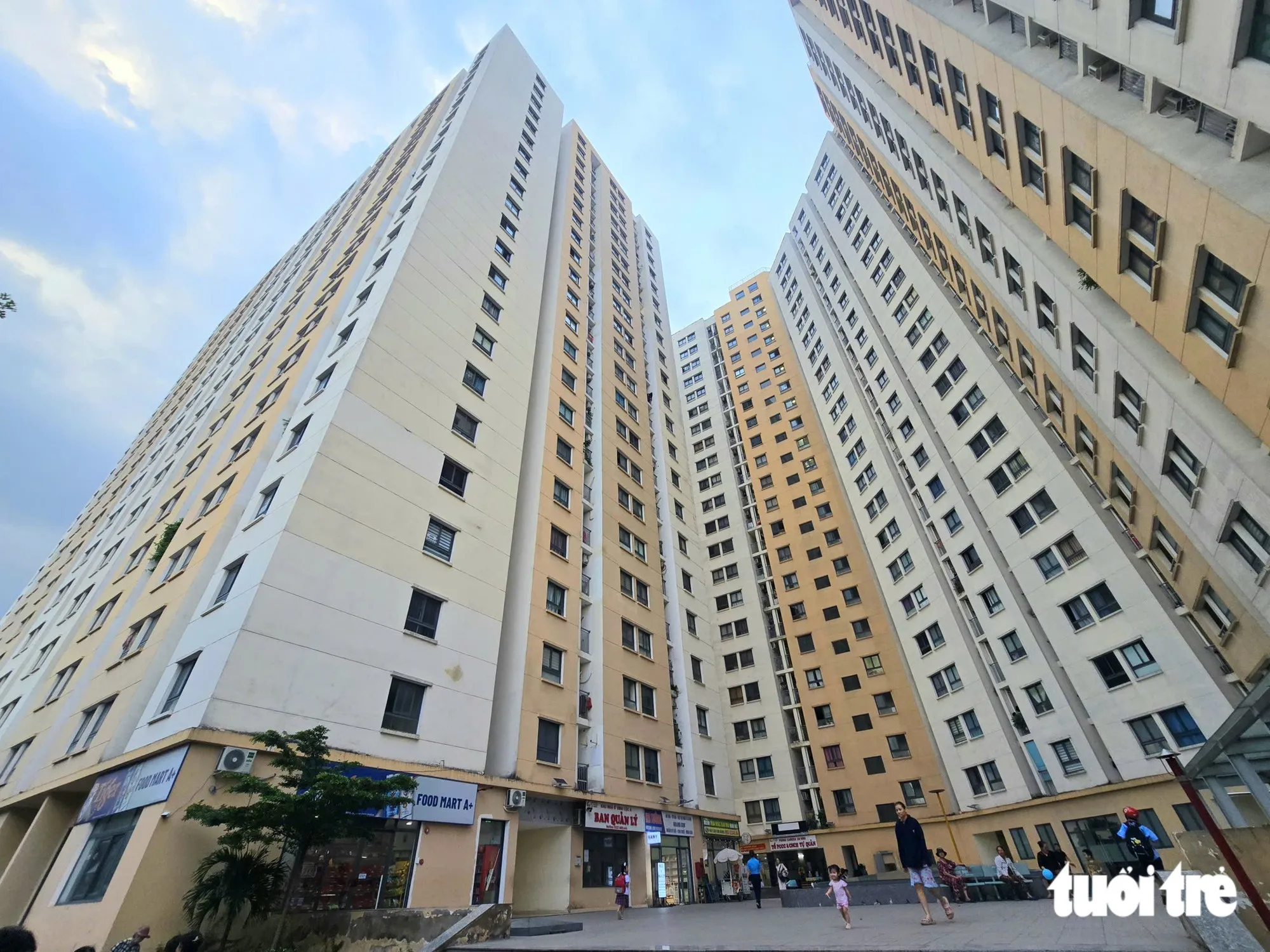 Nhiều người bày tỏ nỗi áp lực khi lãi suất vay mua nhà thả nổi chạm ngưỡng trên 12% - Ảnh: CÔNG TRIỆU