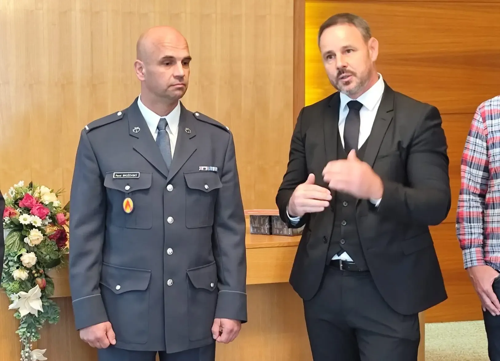 Pavel Brožovský và Jindřich Grill (từ trái sang) trong lễ trao giải ở Netolice