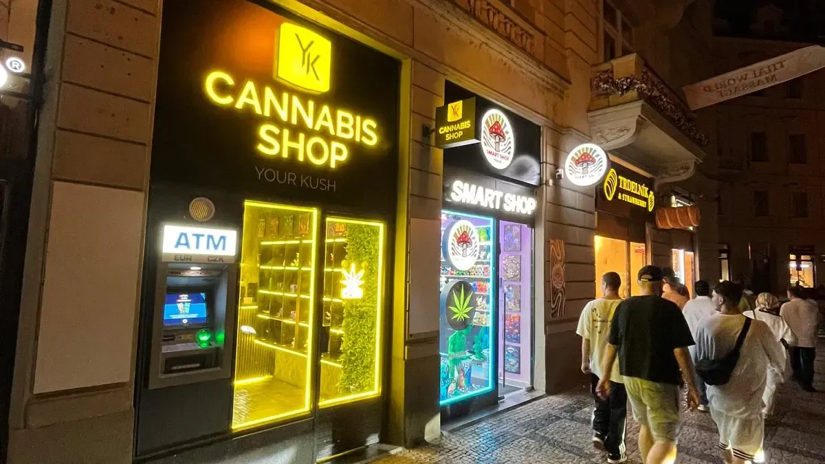 Một trong những cửa hàng ở trung tâm Praha 1, nơi các du khách tiệc tùng ban đêm tìm đến để “phê” hơn với cần sa rồi gây rối.