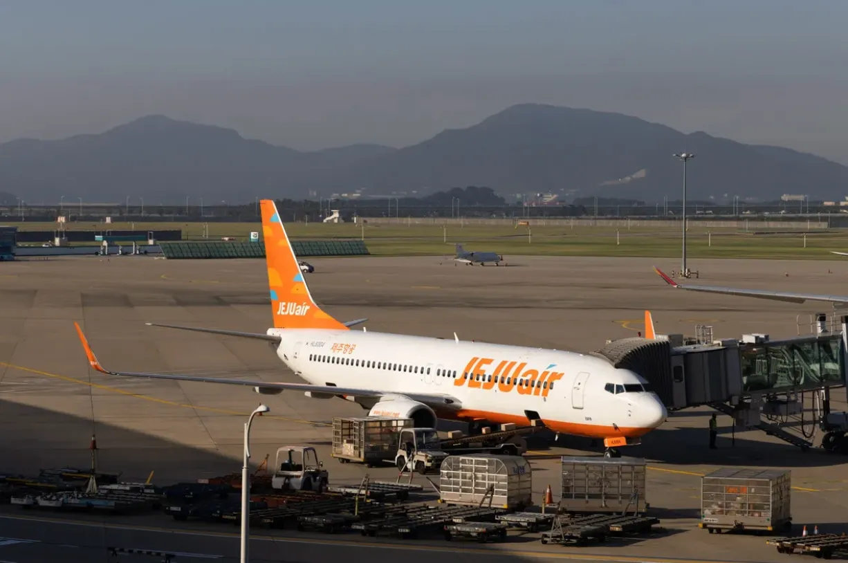 Một chiếc máy bay của Jeju Air đậu tại Sân bay quốc tế Incheon, Hàn Quốc - Ảnh: BLOOMBERG