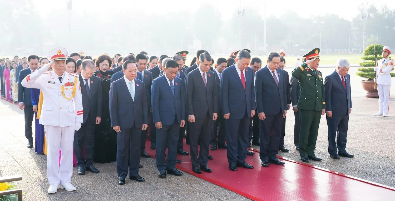 Tổng Bí thư, Chủ tịch nước Tô Lâm cùng các lãnh đạo Đảng, Nhà nước và đại biểu Quốc hội kính cẩn tưởng niệm Chủ tịch Hồ Chí Minh - Ảnh: QUỐC HỘI