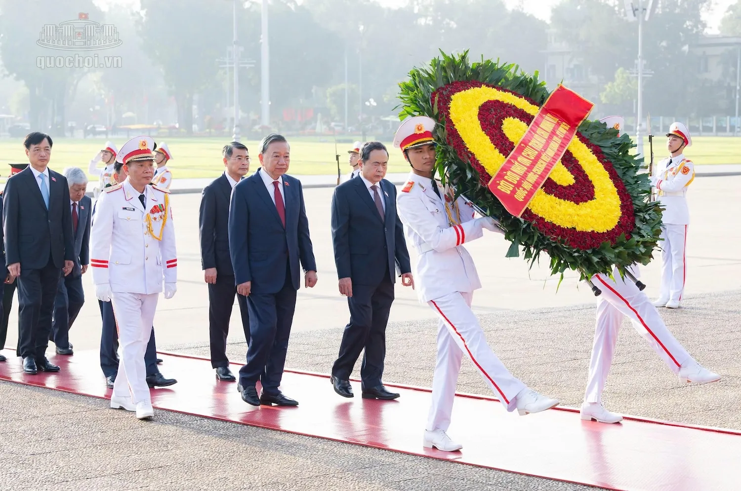 Tổng Bí thư, Chủ tịch nước Tô Lâm và các đại biểu Quốc hội khóa XVI đến đặt vòng hoa và vào lăng viếng Chủ tịch Hồ Chí Minh - Ảnh: QUỐC HỘI