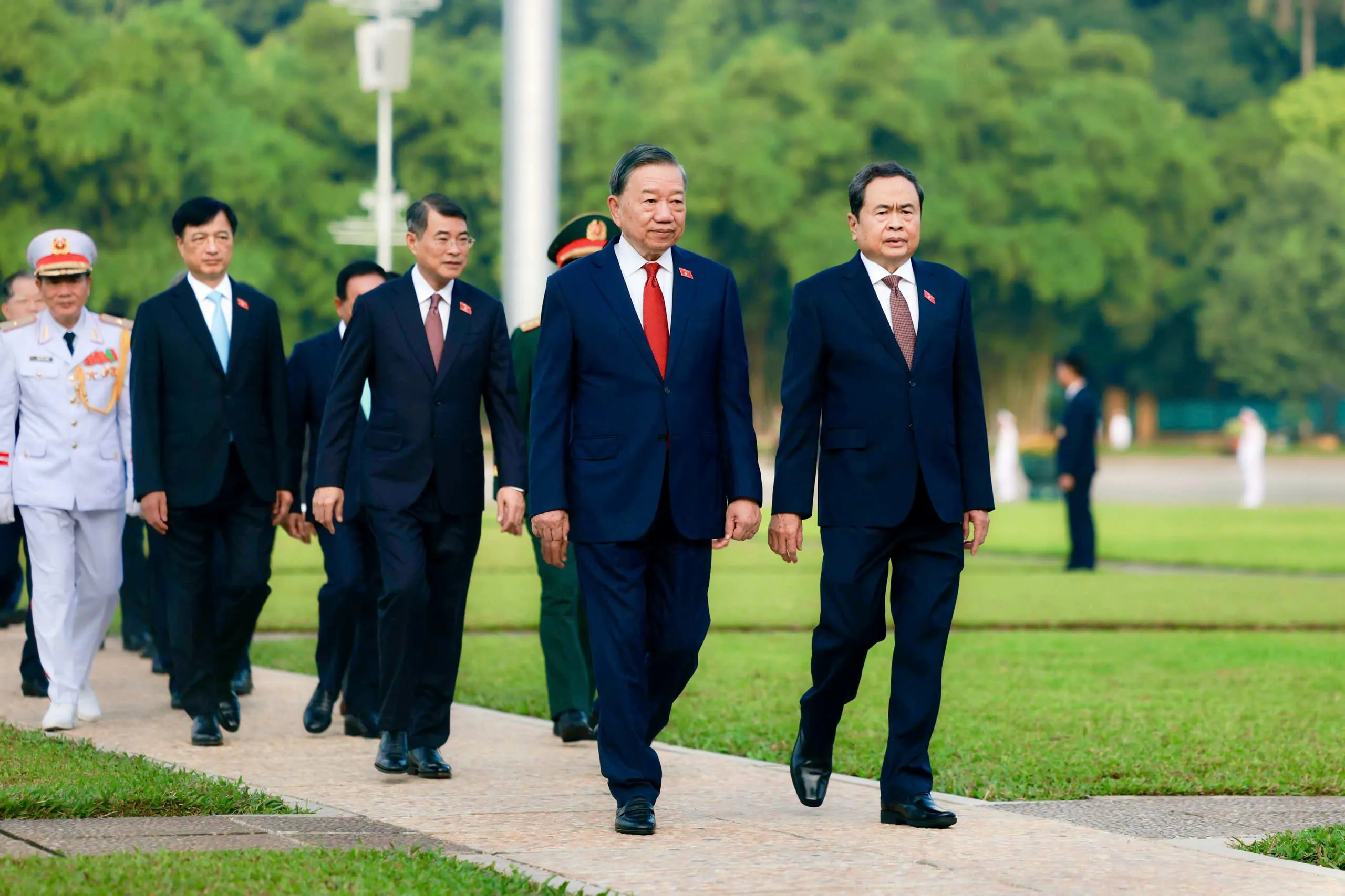 Tổng Bí thư, Chủ tịch nước Tô Lâm, Chủ tịch Quốc hội Trần Thanh Mẫn (hàng đầu), Thủ tướng Lê Minh Hưng (hàng hai) cùng các đại biểu viếng lăng Chủ tịch Hồ Chí Minh - Ảnh: NGUYỄN KHÁNH
