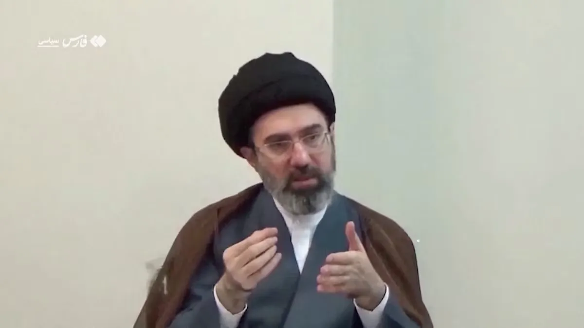Lãnh tụ tối cao Mojtaba Khamenei tham dự một cuộc họp tại địa điểm không xác định. Ảnh cắt từ video tư liệu không rõ thời điểm quay, được truyền thông Iran công bố ngày 24-8 - Ảnh: REUTERS