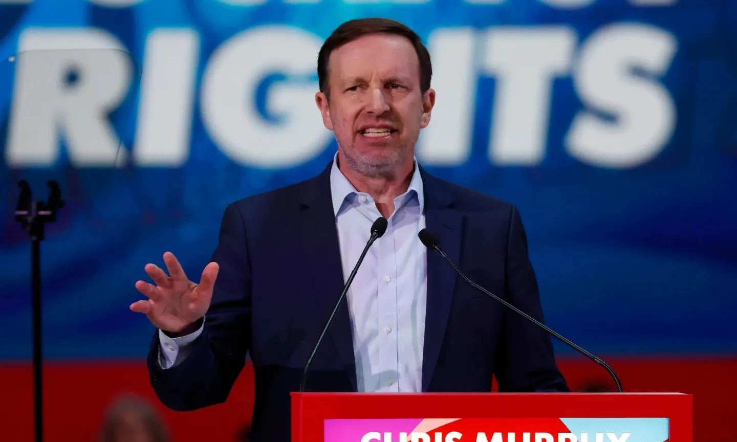 Thượng nghị sĩ Chris Murphy phát biểu tại Barcelona, Tây Ban Nha ngày 18/4.