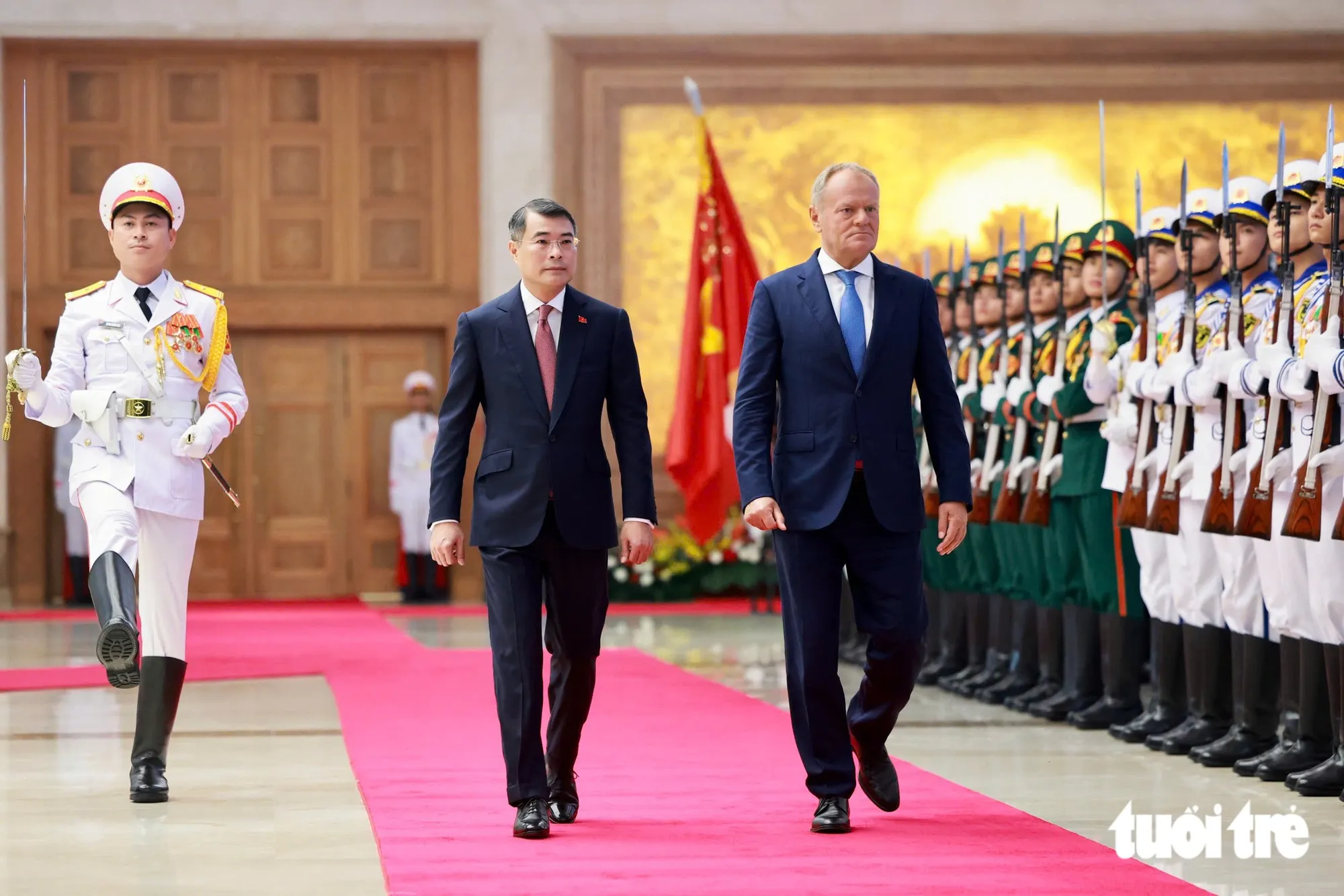 Thủ tướng Lê Minh Hưng và Thủ tướng Ba Lan Donald Tusk duyệt đội danh dự Quân đội nhân dân Việt Nam tại lễ đón chính thức sáng 26-10 - Ảnh: NGUYỄN KHÁNH