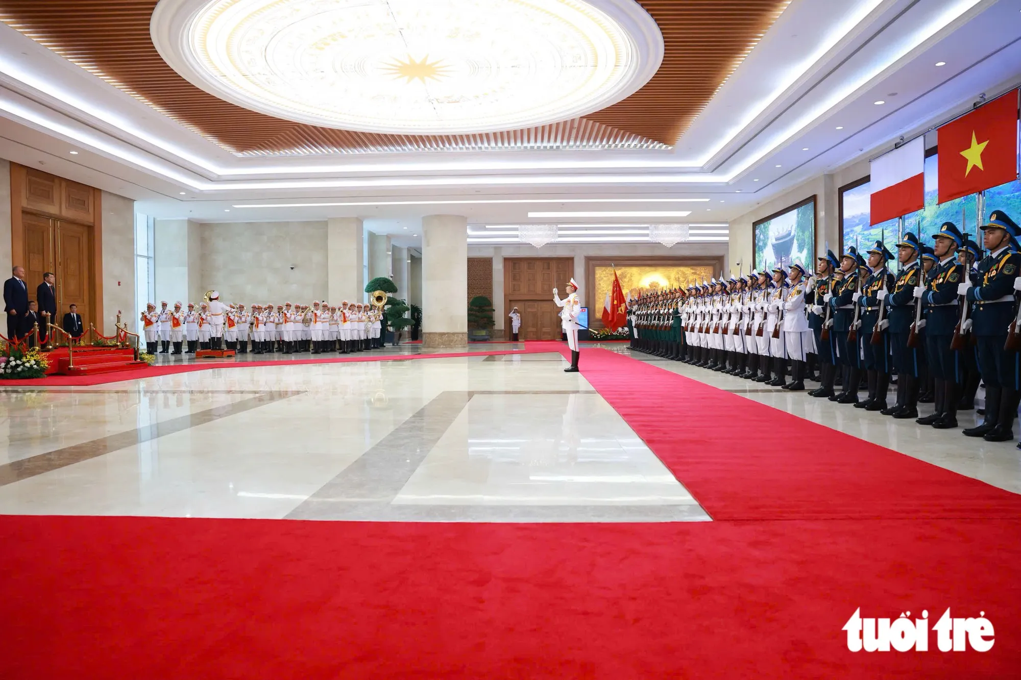 Lễ đón được tổ chức tại sảnh chính trụ sở Chính phủ - Ảnh: NGUYỄN KHÁNH