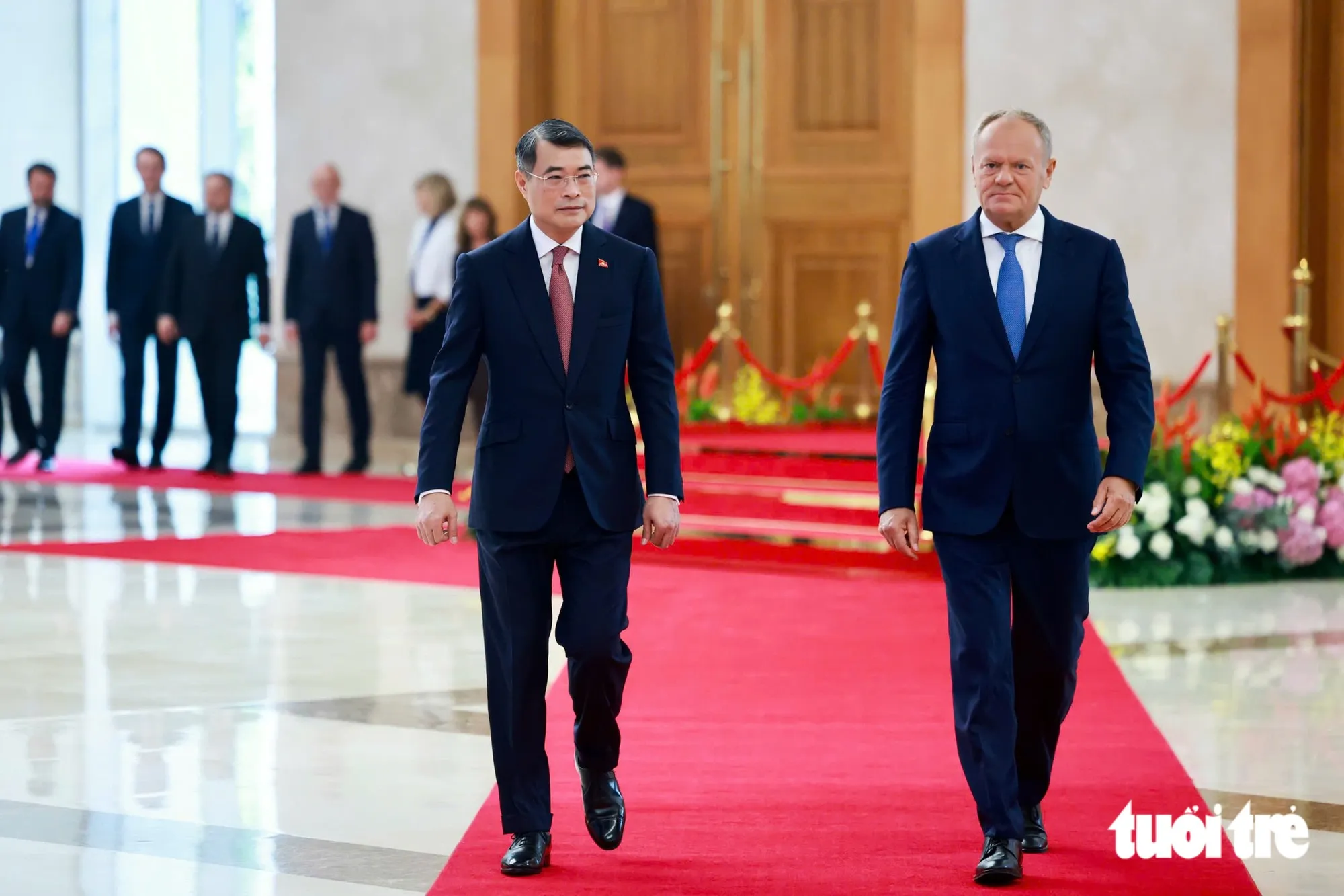 Thủ tướng Lê Minh Hưng mời Thủ tướng Ba Lan Donald Tusk duyệt đội danh dự Quân đội nhân dân Việt Nam - Ảnh: NGUYỄN KHÁNH