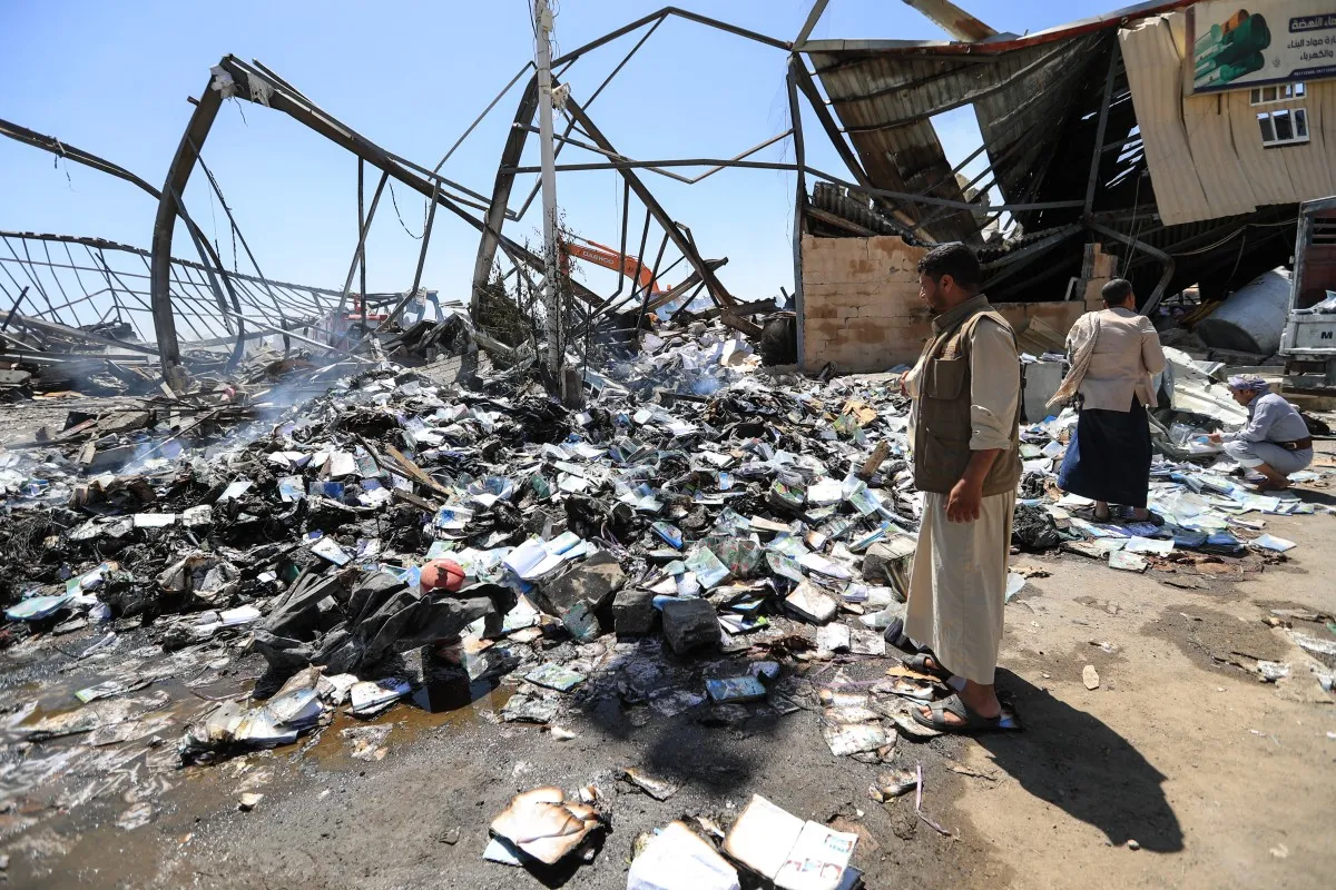 Người dân Yemen kiểm tra thiệt hại sau vụ không kích được cho là do Saudi Arabia tiến hành trong đêm nhằm vào một nhà máy tại khu Al-Rawda, thủ đô Sanaa ngày 9-10-2026 - Ảnh: AFP