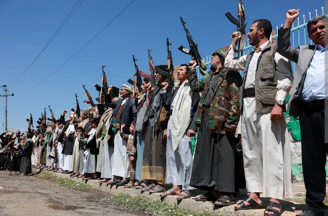 Những người ủng hộ Houthi mang theo vũ khí khi tập trung thể hiện sự đoàn kết với phong trào này, trong bối cảnh giao tranh gia tăng trên nhiều mặt trận. Ảnh chụp tại Sanaa, Yemen ngày 7-10-2026 - Ảnh: REUTERS