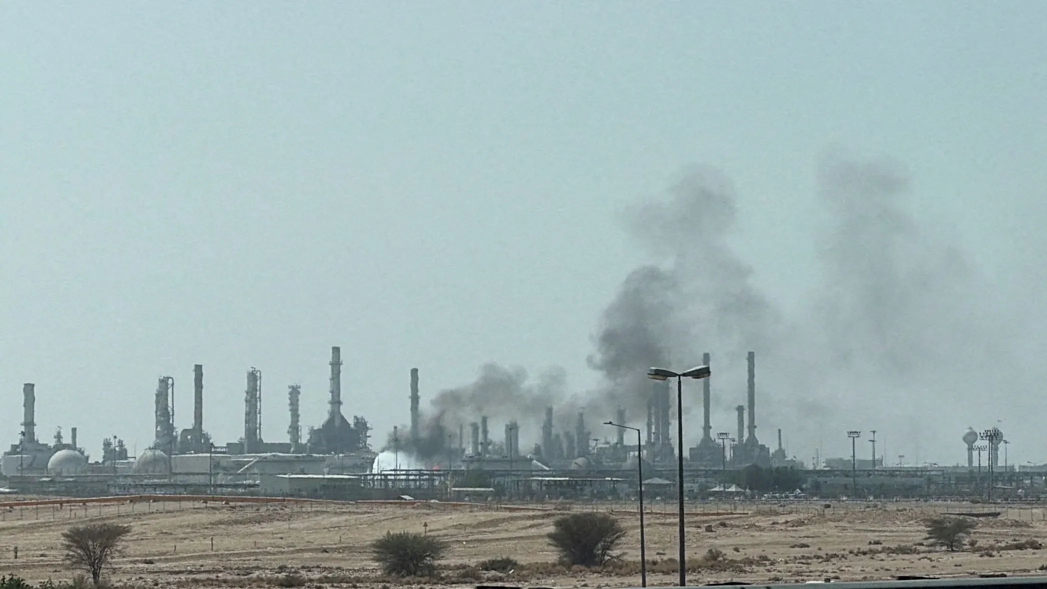 Nhà máy lọc dầu thuộc tập đoàn Aramco, phía nam thủ đô Riyadh của Arab Saudi, trúng tập kích ngày 3/10.