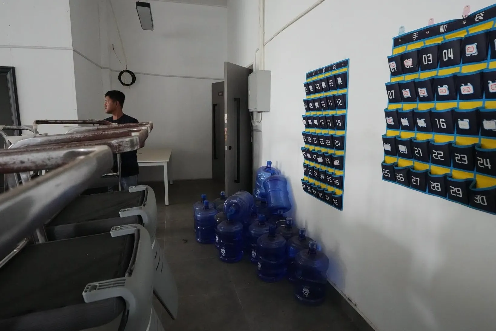 Hiện toàn bộ khu vực vẫn được lực lượng chức năng đặt dưới chế độ giám sát nghiêm ngặt - Ảnh: AP