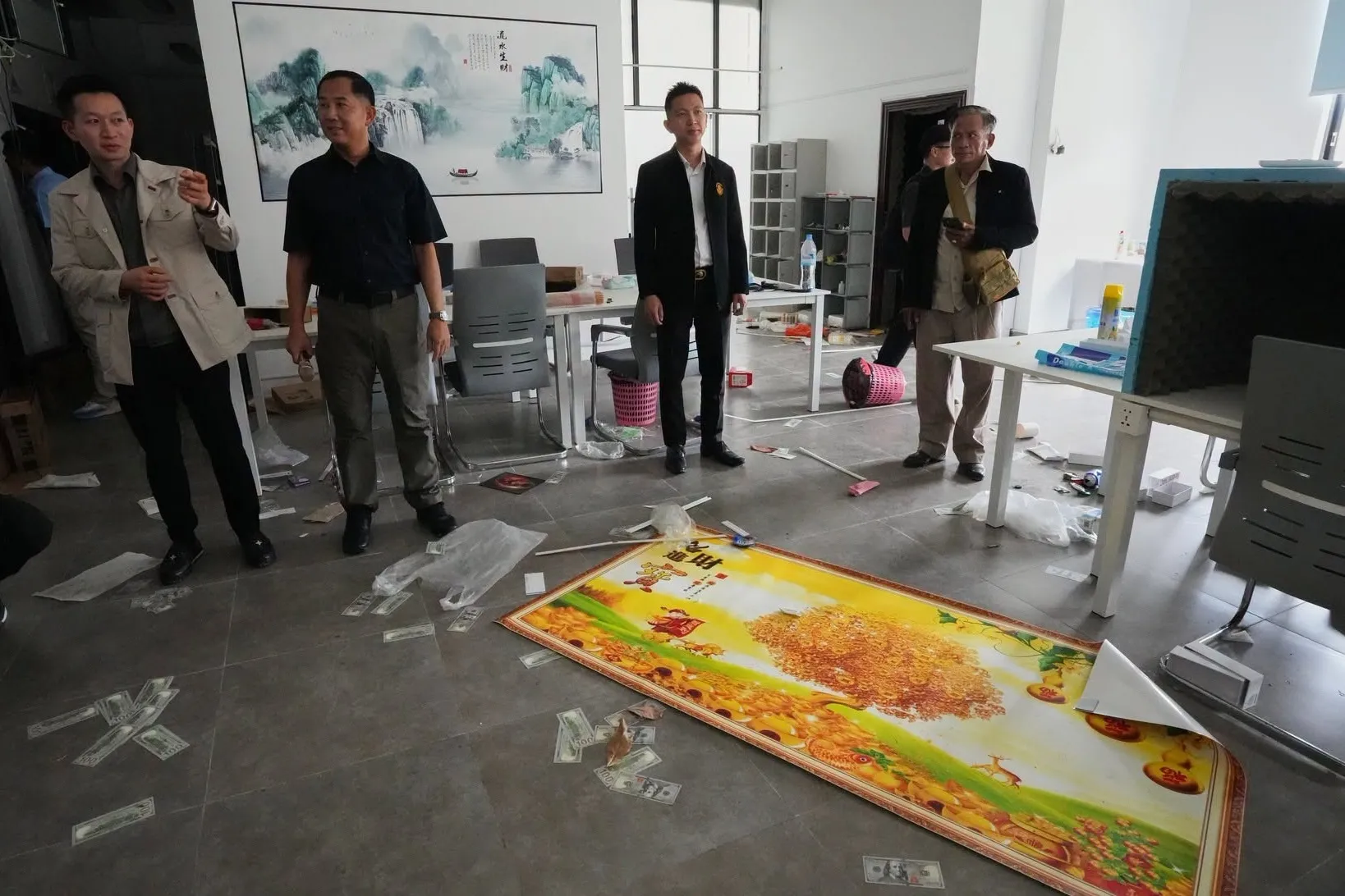 Toàn bộ máy tính và thiết bị viễn thông phục vụ hoạt động lừa đảo đã bị lực lượng chức năng tịch thu về Phnom Penh - Ảnh: AP