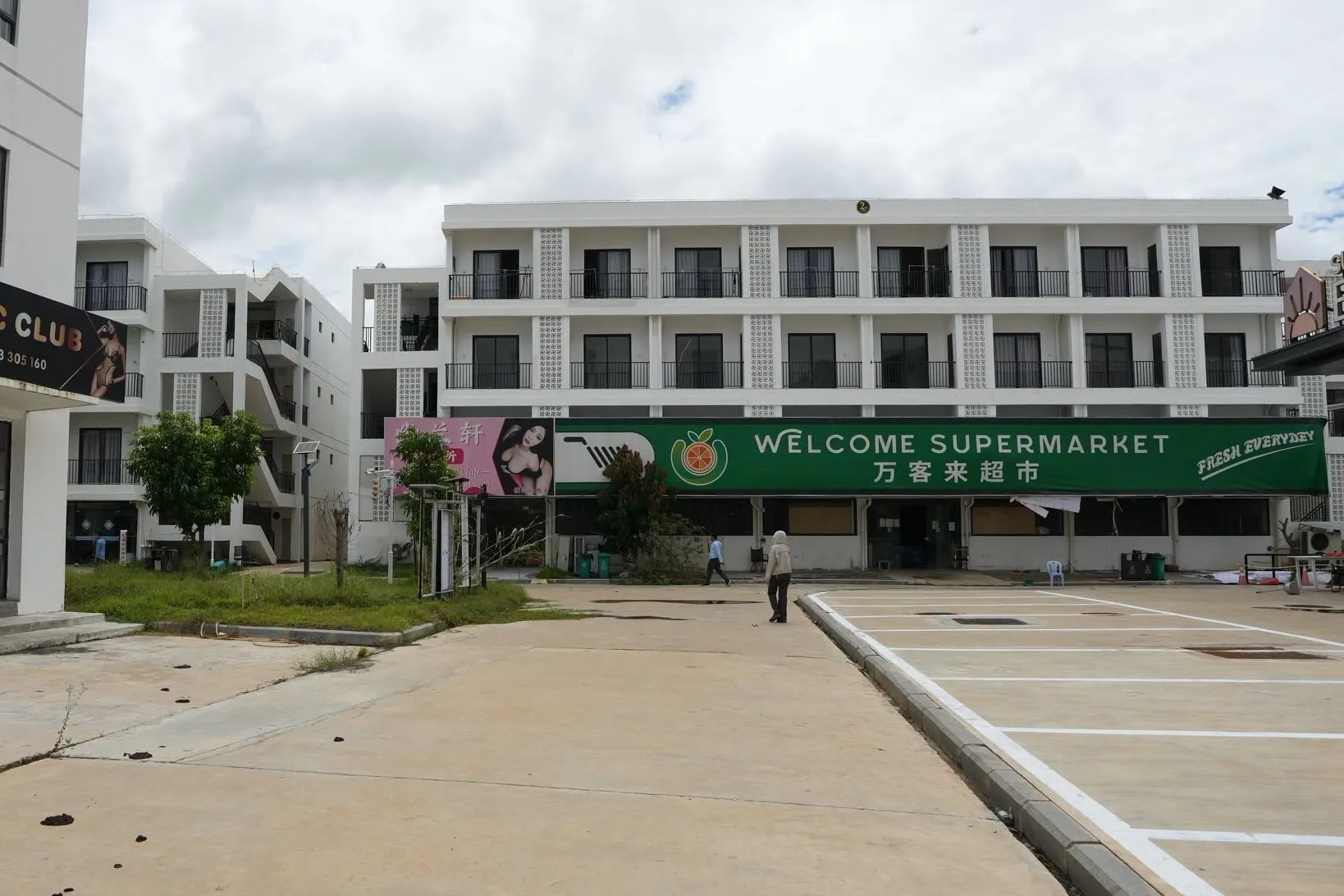 Siêu thị bên trong khu phức hợp 8 Park - Ảnh: AP