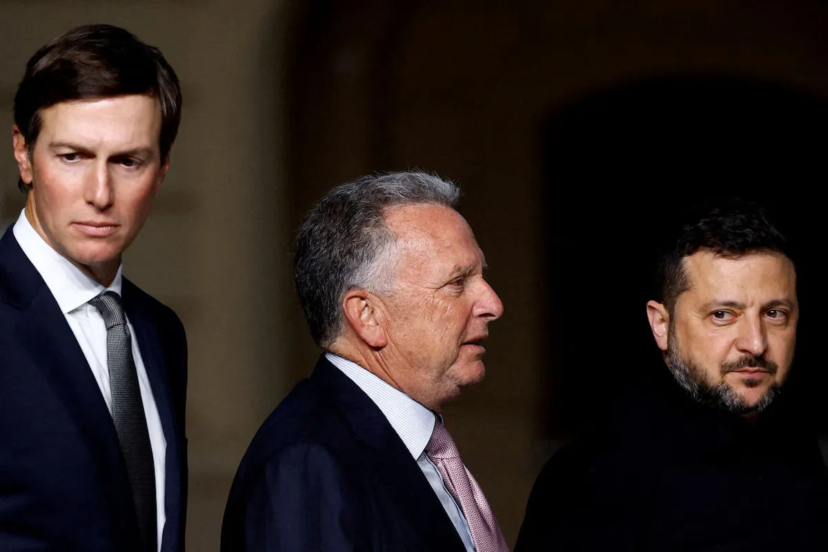 Từ trái sang: Hai nhà đàm phán Mỹ Jared Kushner, Steve Witkoff và Tổng thống Ukraine Volodymyr Zelensky tại Kiev ngày 6-9 - Ảnh: REUTERS